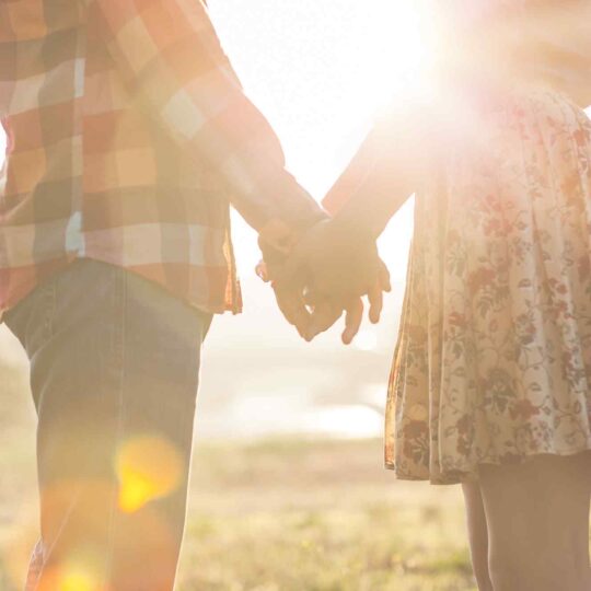https://www.trip24.de/wp-content/uploads/2015/09/couple-cover-image-holding-hands-540x540.jpg